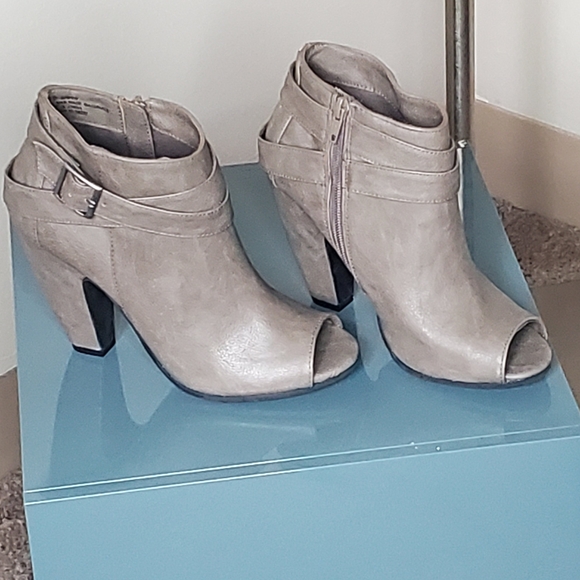 Open toe booties - Picture 2 of 3